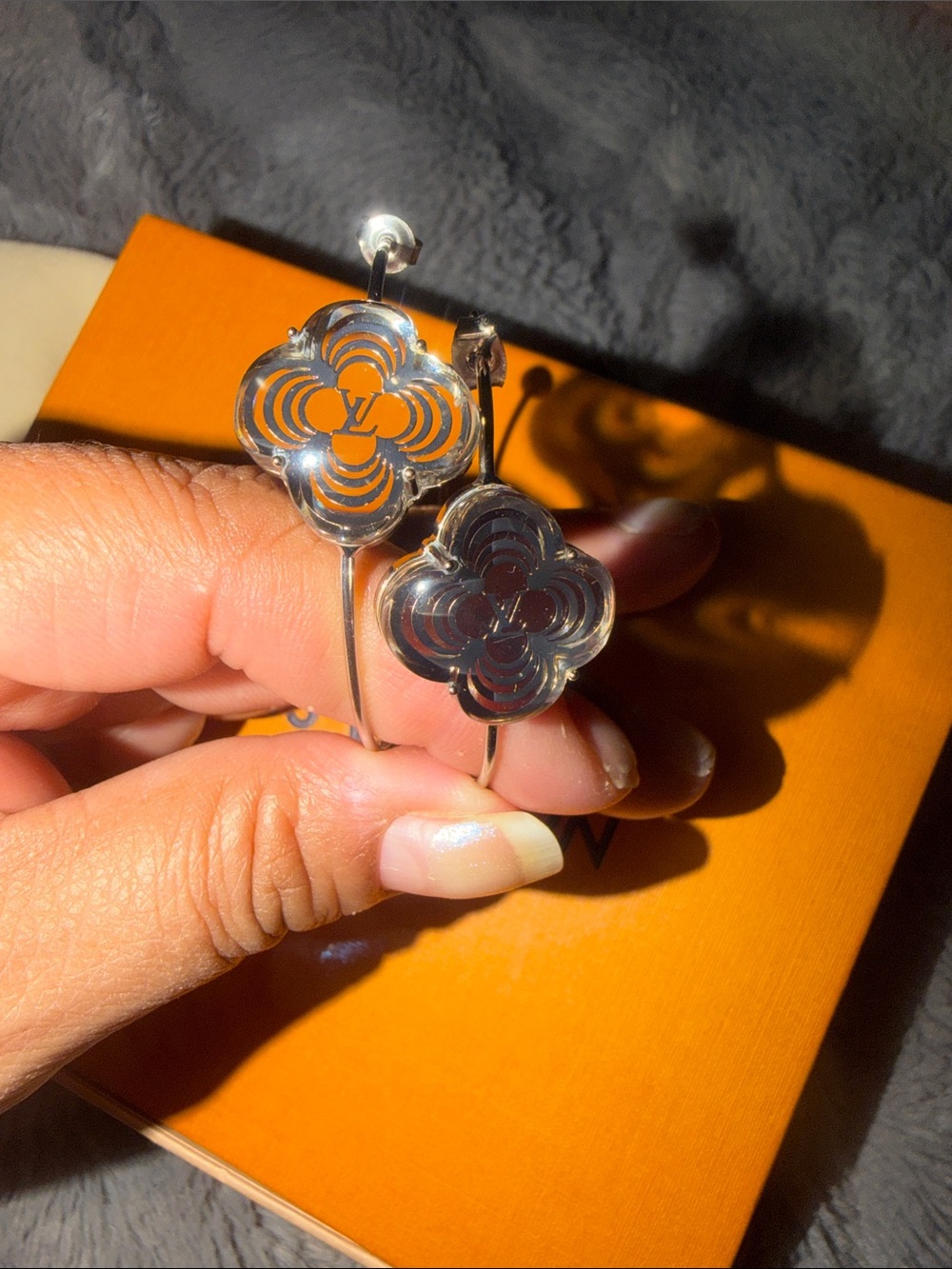 Preloved Louis Vuitton Silver Floral Hoop Drop Earrings with Clear Stud - Picture 3 of 6